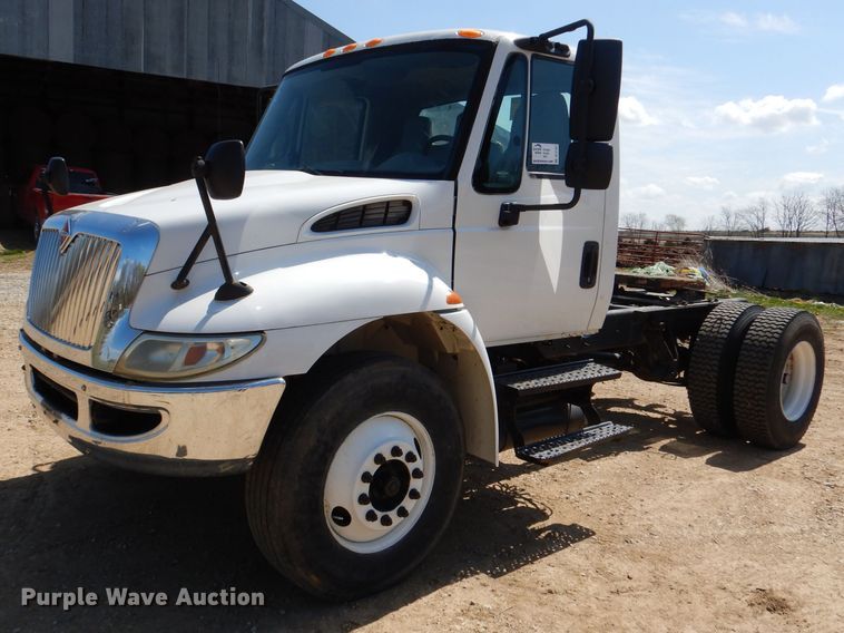 image for item DL2767 2004 International DuraStar 4400  semi truck