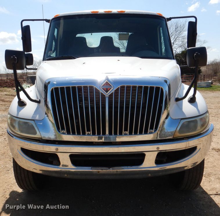 image for item DL2767 2004 International DuraStar 4400  semi truck