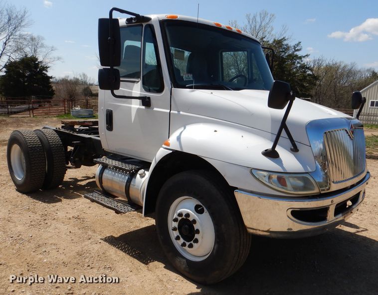 image for item DL2767 2004 International DuraStar 4400  semi truck