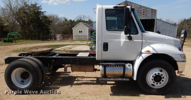 image for item DL2767 2004 International DuraStar 4400  semi truck