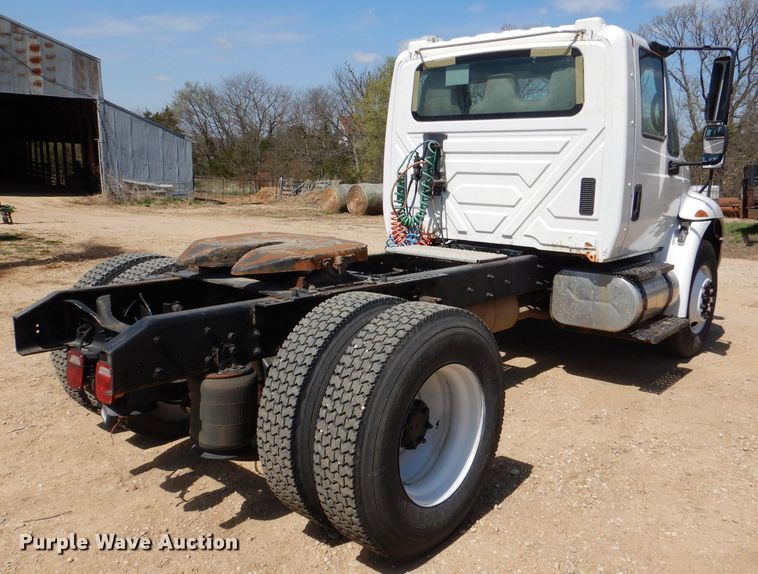 image for item DL2767 2004 International DuraStar 4400  semi truck