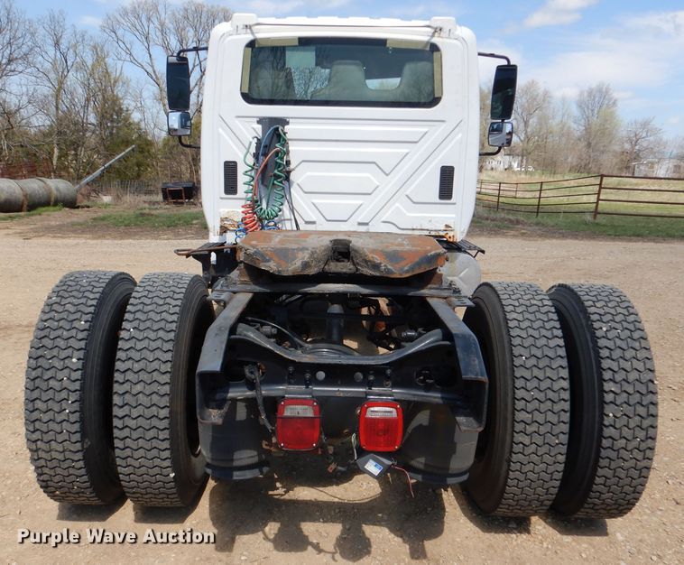 image for item DL2767 2004 International DuraStar 4400  semi truck