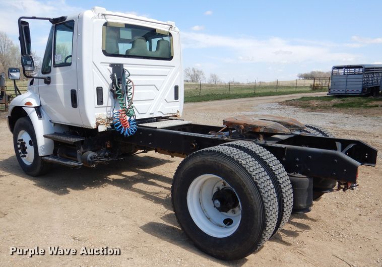 image for item DL2767 2004 International DuraStar 4400  semi truck