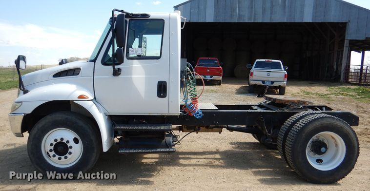 image for item DL2767 2004 International DuraStar 4400  semi truck