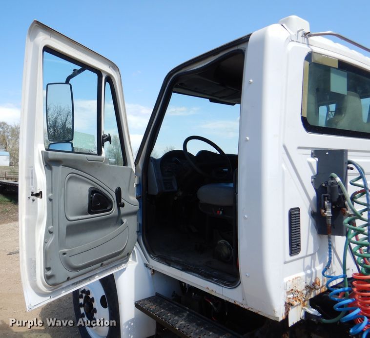 image for item DL2767 2004 International DuraStar 4400  semi truck