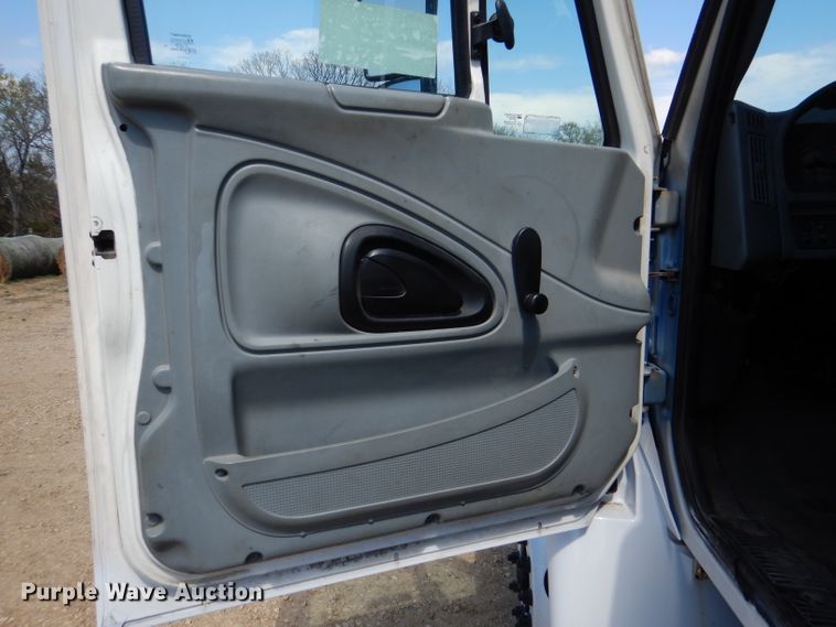 image for item DL2767 2004 International DuraStar 4400  semi truck