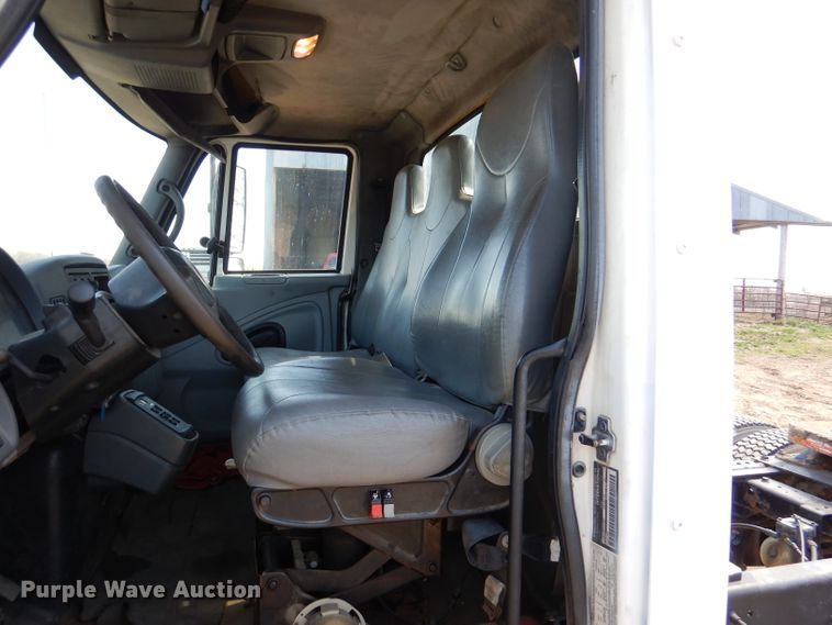 image for item DL2767 2004 International DuraStar 4400  semi truck