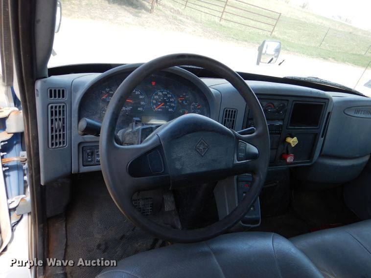 image for item DL2767 2004 International DuraStar 4400  semi truck