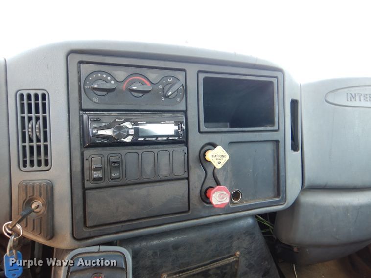 image for item DL2767 2004 International DuraStar 4400  semi truck