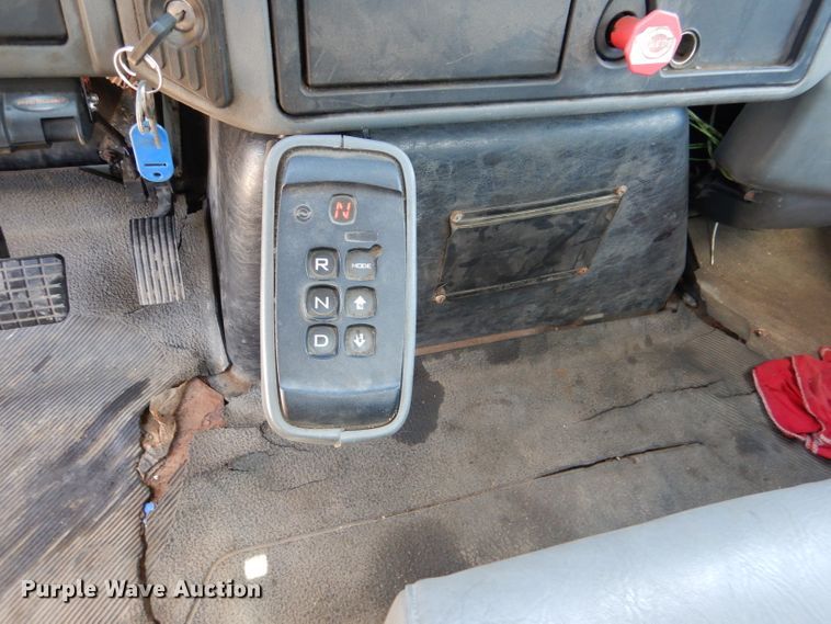 image for item DL2767 2004 International DuraStar 4400  semi truck