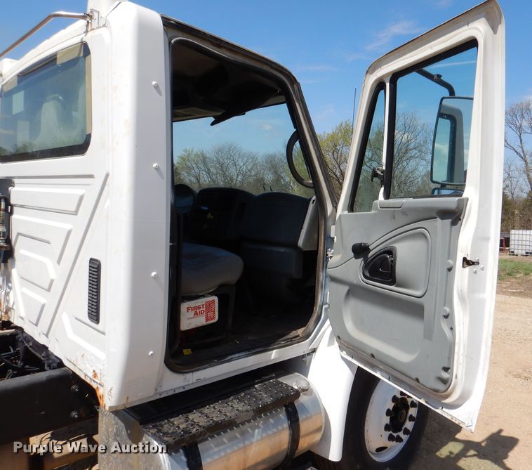 image for item DL2767 2004 International DuraStar 4400  semi truck