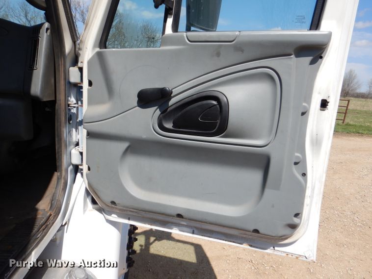 image for item DL2767 2004 International DuraStar 4400  semi truck