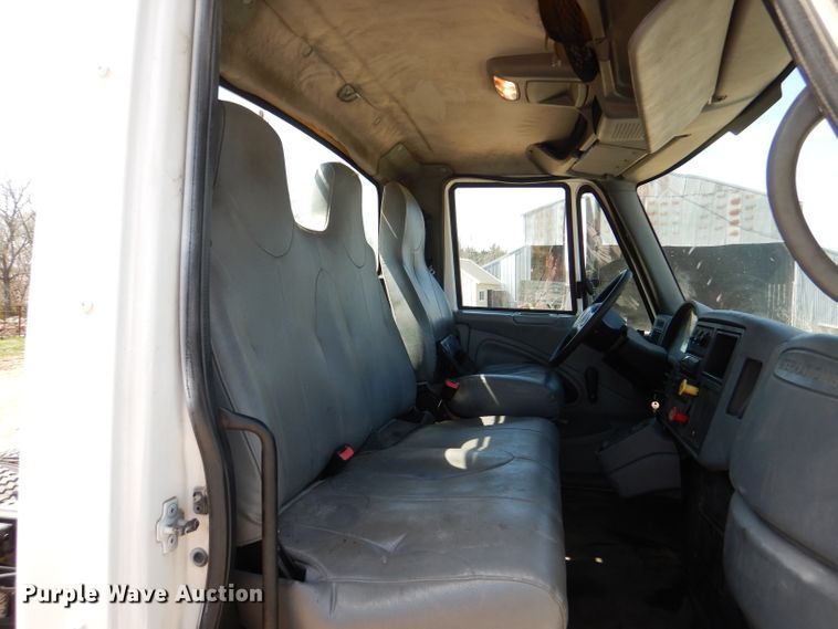 image for item DL2767 2004 International DuraStar 4400  semi truck