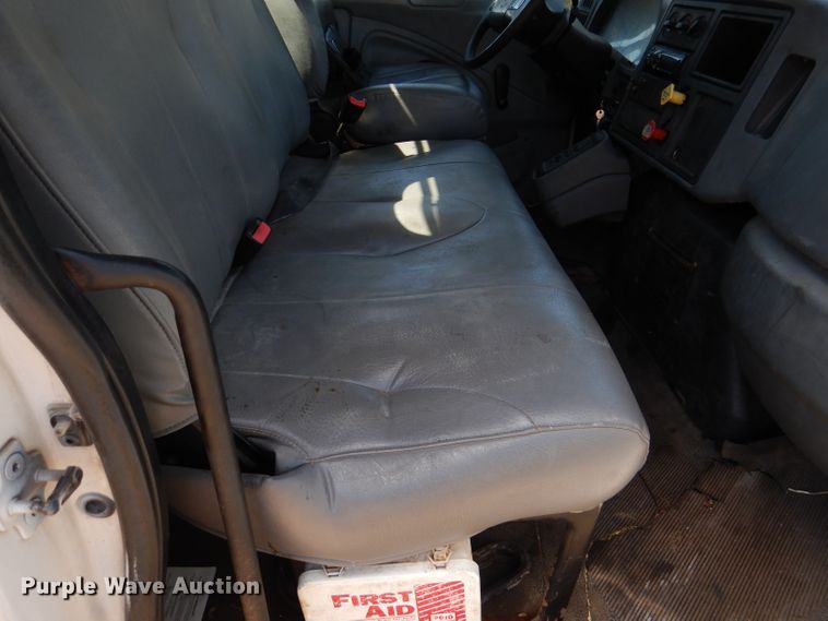 image for item DL2767 2004 International DuraStar 4400  semi truck