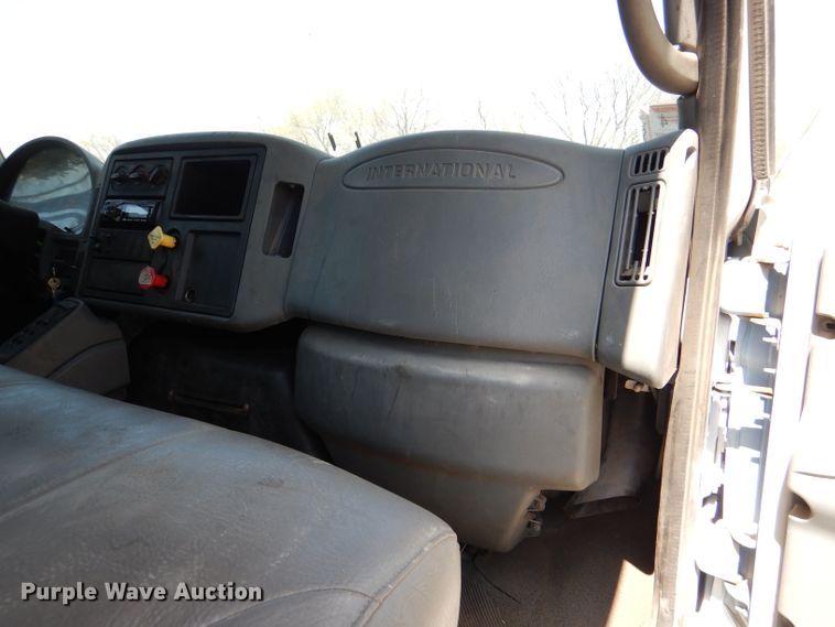 image for item DL2767 2004 International DuraStar 4400  semi truck