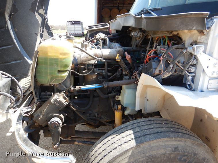 image for item DL2767 2004 International DuraStar 4400  semi truck