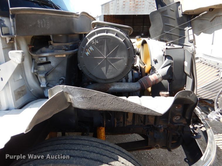 image for item DL2767 2004 International DuraStar 4400  semi truck