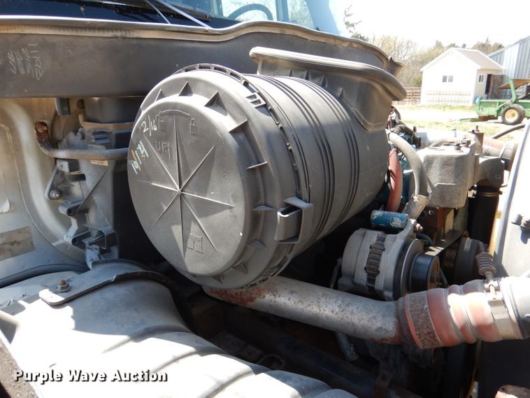 image for item DL2767 2004 International DuraStar 4400  semi truck