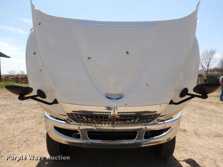 image for item DL2767 2004 International DuraStar 4400  semi truck