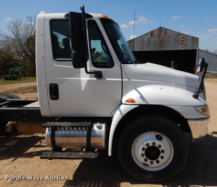 image for item DL2767 2004 International DuraStar 4400  semi truck