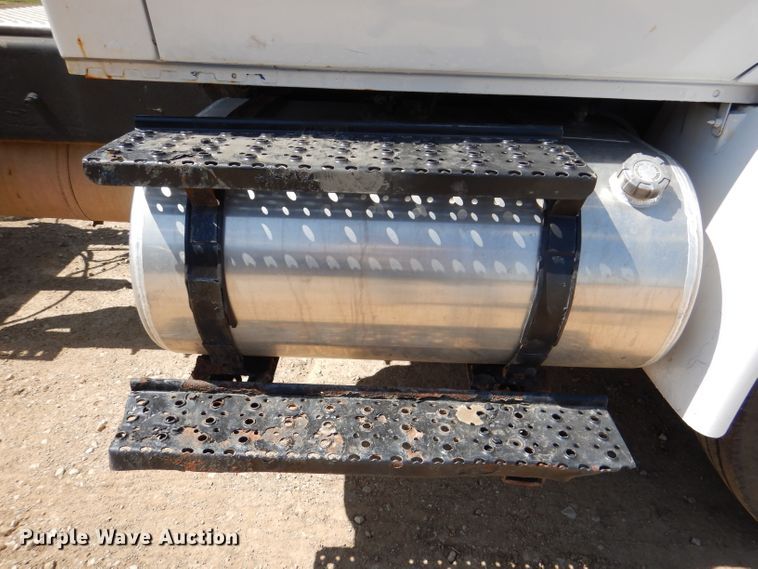 image for item DL2767 2004 International DuraStar 4400  semi truck