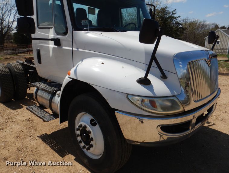 image for item DL2767 2004 International DuraStar 4400  semi truck