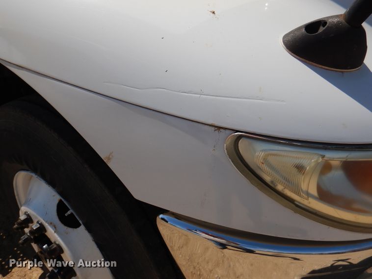 image for item DL2767 2004 International DuraStar 4400  semi truck