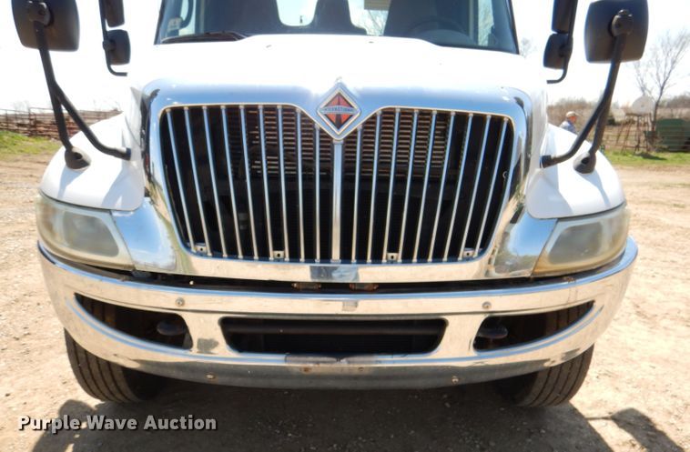 image for item DL2767 2004 International DuraStar 4400  semi truck