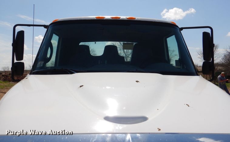 image for item DL2767 2004 International DuraStar 4400  semi truck