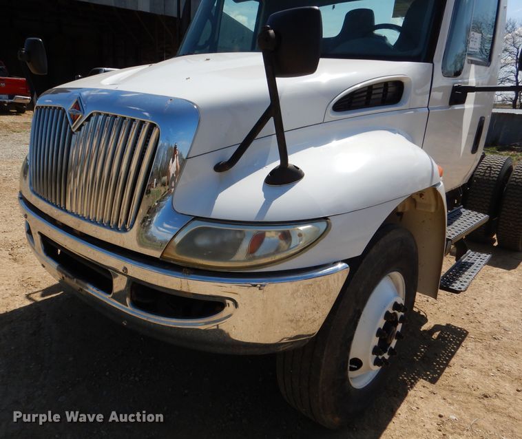 image for item DL2767 2004 International DuraStar 4400  semi truck