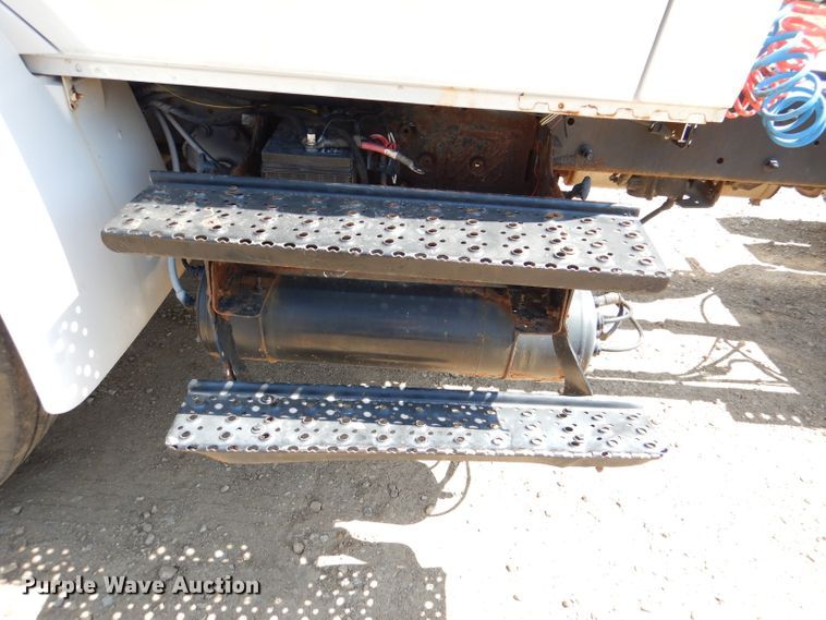 image for item DL2767 2004 International DuraStar 4400  semi truck