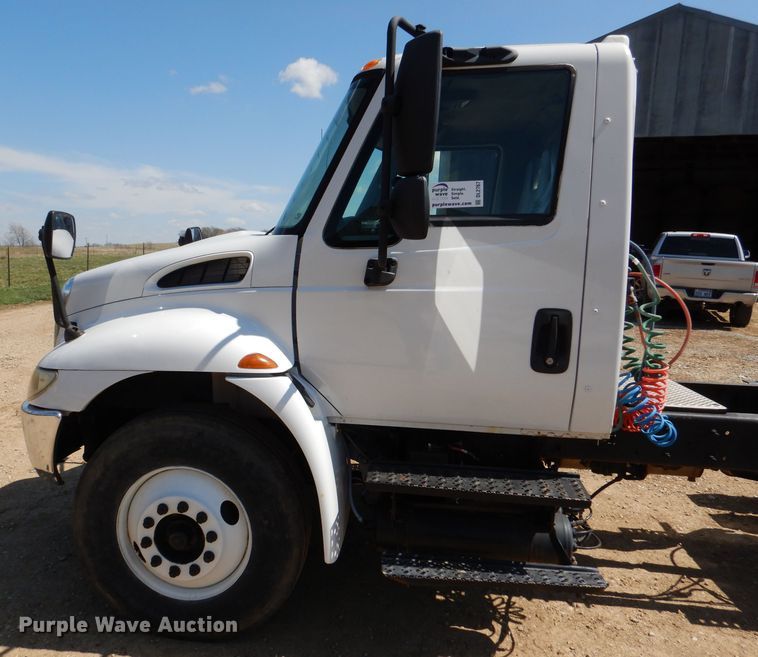 image for item DL2767 2004 International DuraStar 4400  semi truck