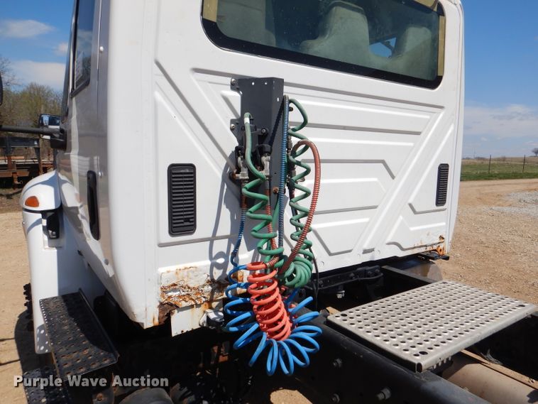 image for item DL2767 2004 International DuraStar 4400  semi truck