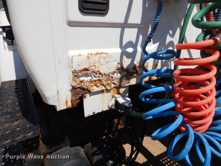 image for item DL2767 2004 International DuraStar 4400  semi truck