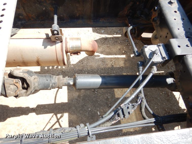 image for item DL2767 2004 International DuraStar 4400  semi truck