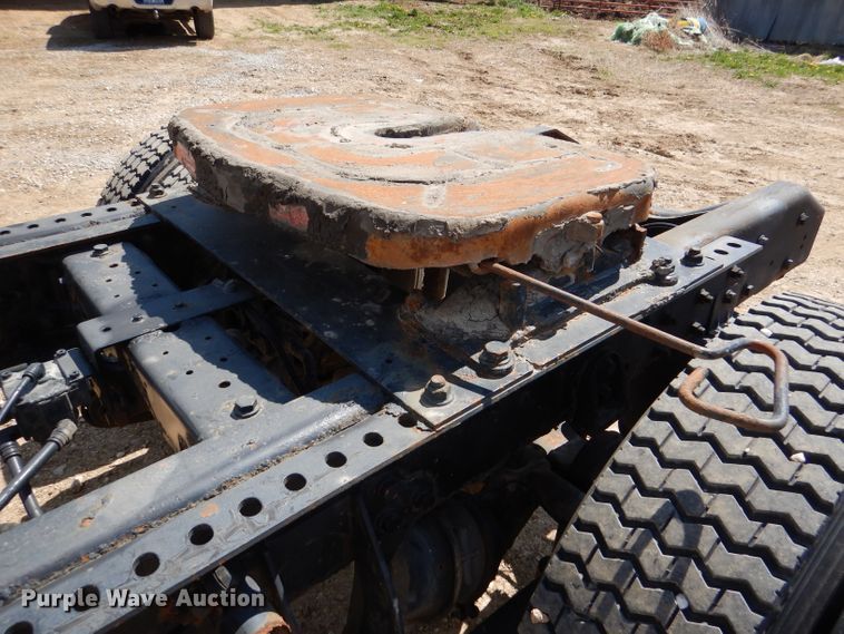 image for item DL2767 2004 International DuraStar 4400  semi truck