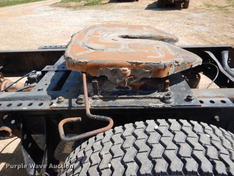 image for item DL2767 2004 International DuraStar 4400  semi truck