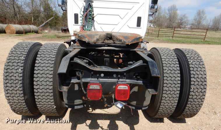 image for item DL2767 2004 International DuraStar 4400  semi truck