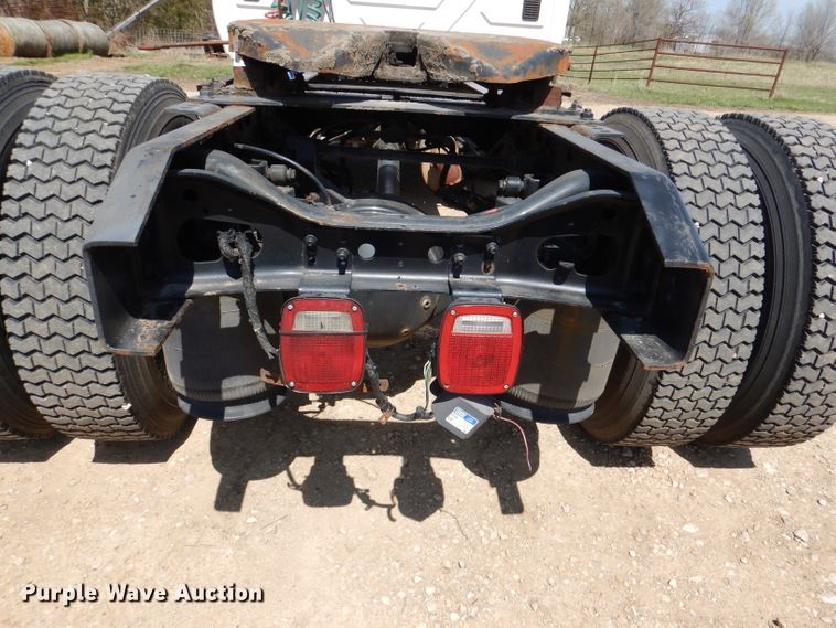 image for item DL2767 2004 International DuraStar 4400  semi truck