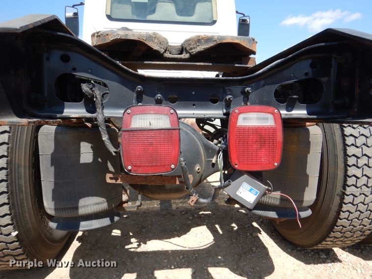 image for item DL2767 2004 International DuraStar 4400  semi truck