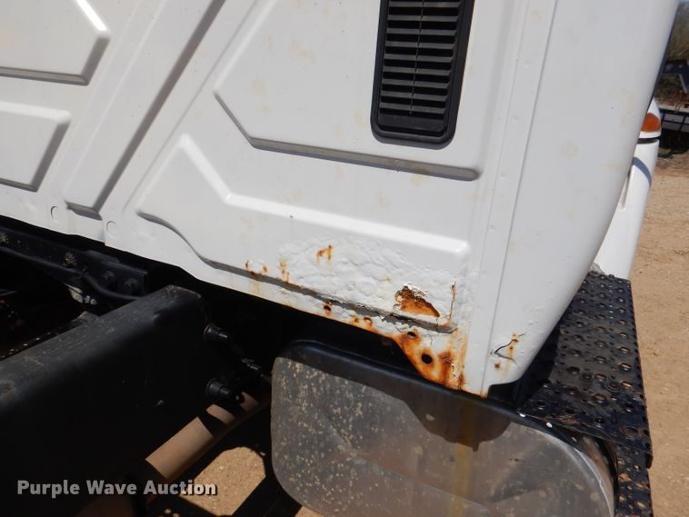 image for item DL2767 2004 International DuraStar 4400  semi truck