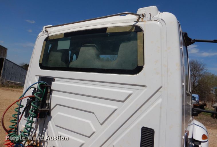 image for item DL2767 2004 International DuraStar 4400  semi truck