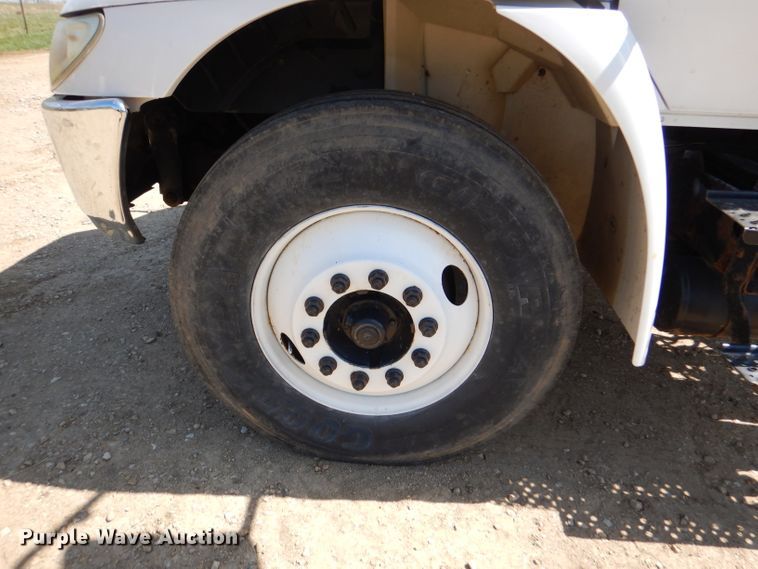 image for item DL2767 2004 International DuraStar 4400  semi truck