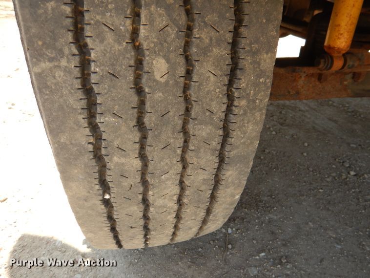 image for item DL2767 2004 International DuraStar 4400  semi truck