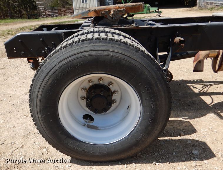 image for item DL2767 2004 International DuraStar 4400  semi truck