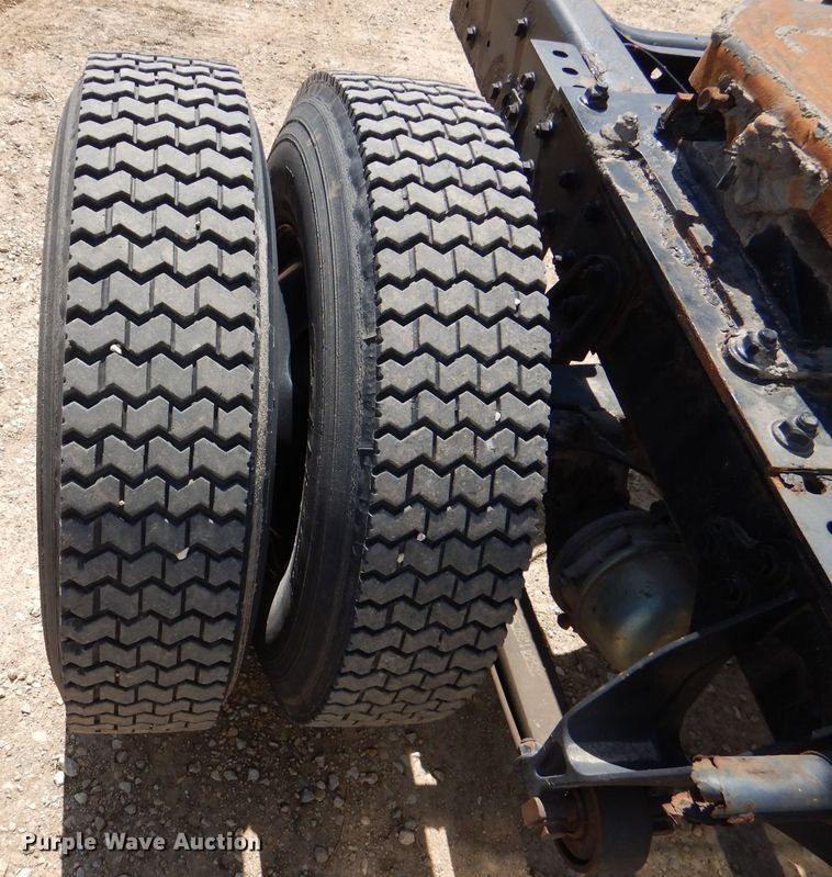 image for item DL2767 2004 International DuraStar 4400  semi truck