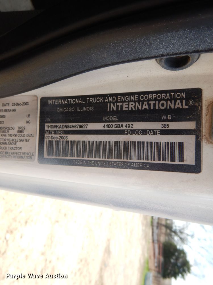 image for item DL2767 2004 International DuraStar 4400  semi truck