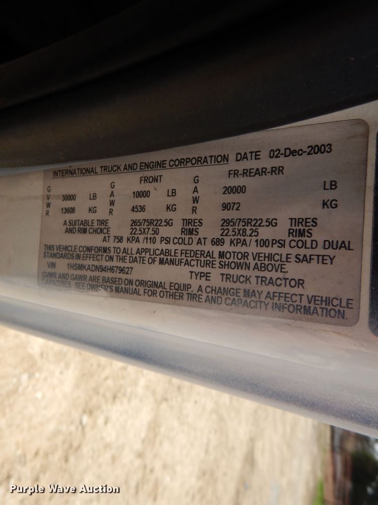 image for item DL2767 2004 International DuraStar 4400  semi truck