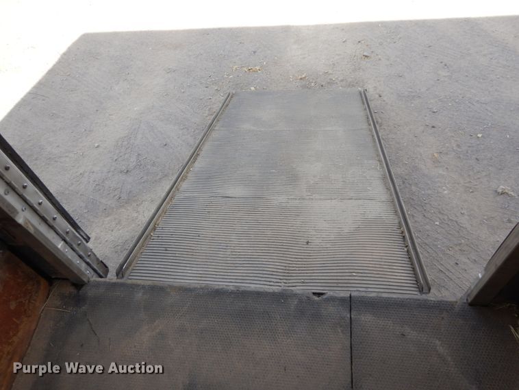 image for item DM2827 2005 Phoenix Coach Works horse trailer