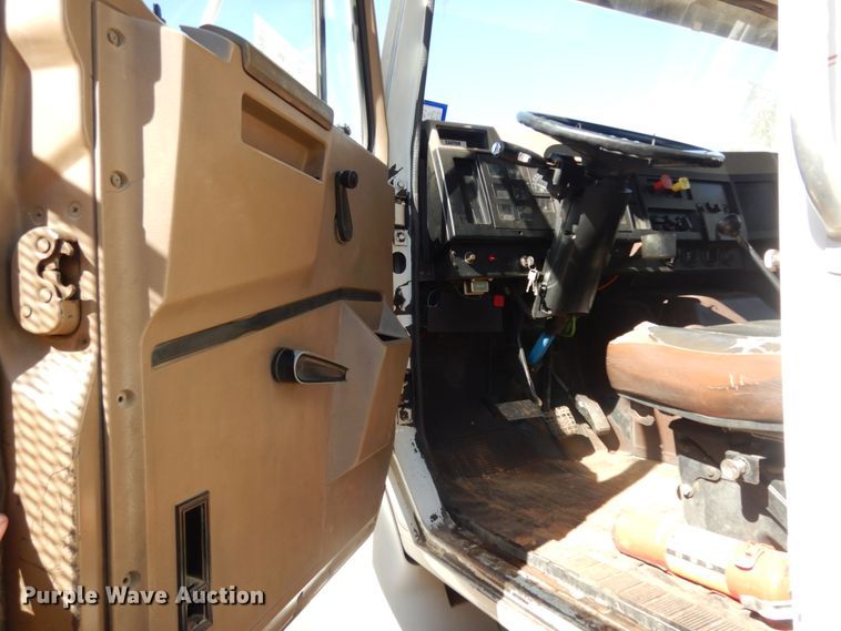 image for item DM2877 1991 International 7100  utility / service truck